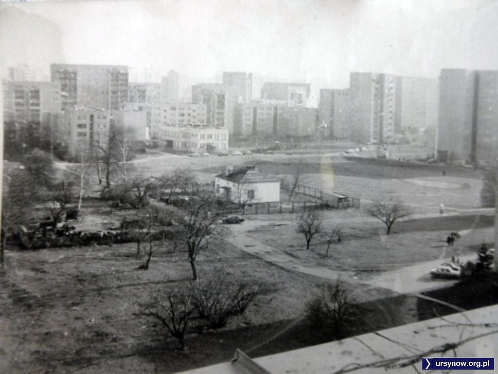 Rok 1989, łąka widziana z bloku Puszczyka 17/19. Na samym dole trzy orzechy laskowe, miejsce wykopków archeologicznych. Zdjęcie nadesłał Piotr Łukowski.